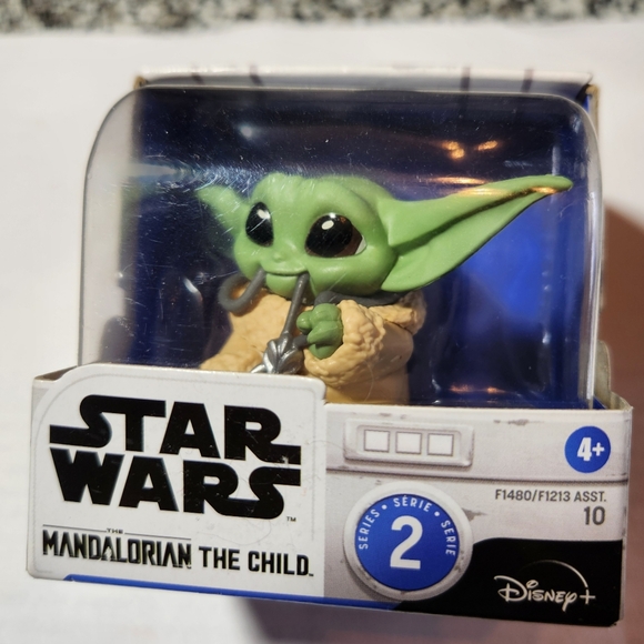 Disney Star Wars NWT Mandalorian Child Bounty Collection Series 2--#10 Figurine - Picture 1 of 8